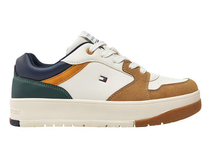 Tenis Tommy Hilfiger T3X9 en colores blanco, beige y azul con suela ancha y cordones blancos.