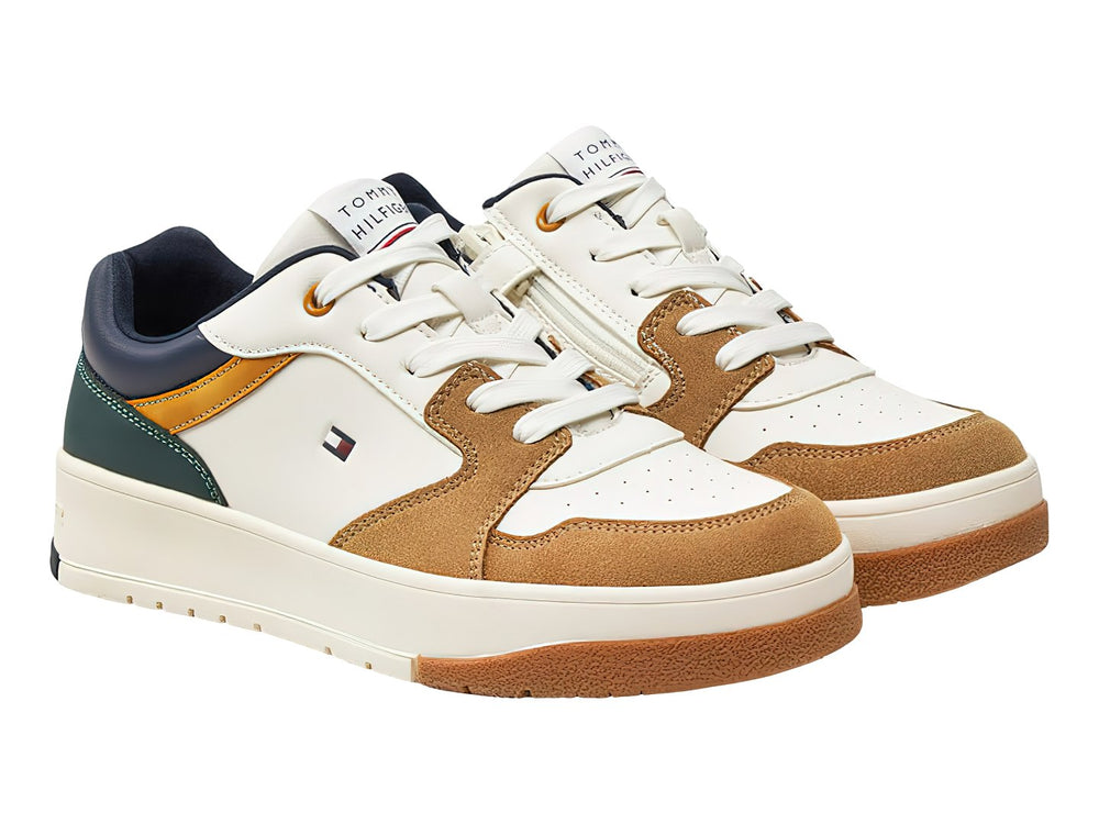 Tenis Tommy Hilfiger T3X9 en colores blanco, beige y azul con suela ancha y cordones blancos.