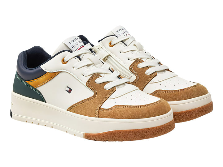 Tenis Tommy Hilfiger T3X9 en colores blanco, beige y azul con suela ancha y cordones blancos.