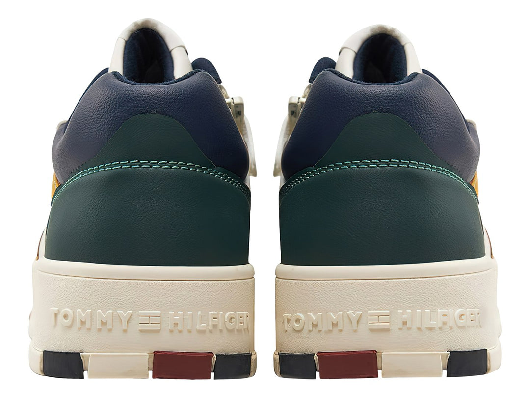Tenis Tommy Hilfiger T3X9 en colores blanco, beige y azul con suela ancha y cordones blancos.