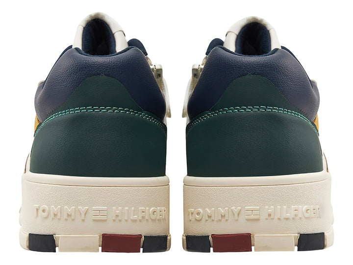 Tenis Tommy Hilfiger T3X9 en colores blanco, beige y azul con suela ancha y cordones blancos.