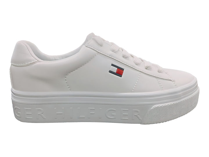 Tenis Tommy Hilfiger color blanco con suela ancha y logotipo lateral en rojo, blanco y azul.