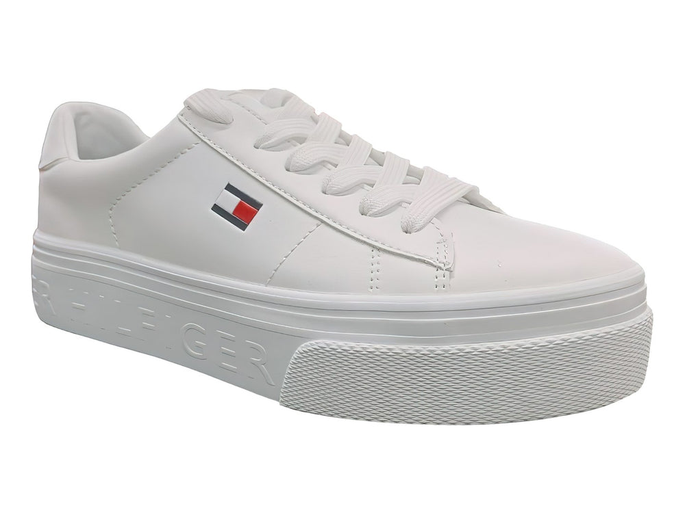 Tenis Tommy Hilfiger color blanco con suela ancha y logotipo lateral en rojo, blanco y azul.