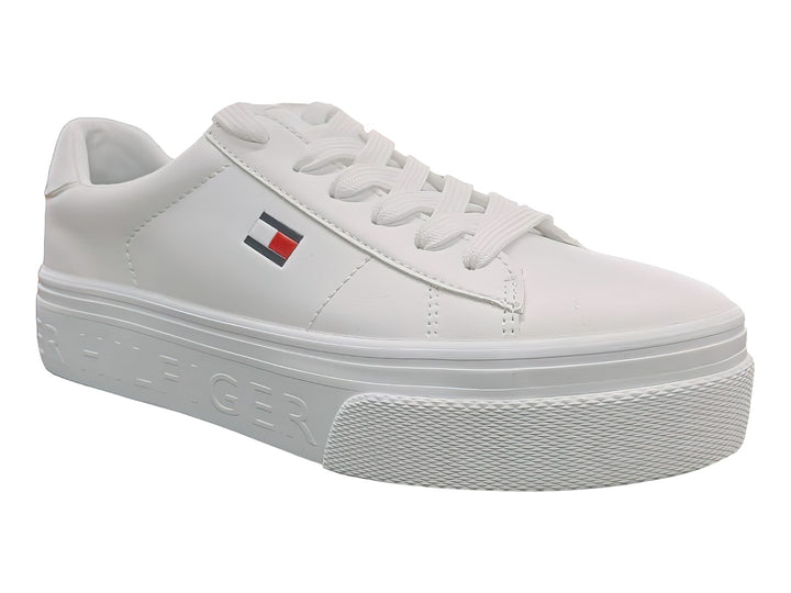 Tenis Tommy Hilfiger color blanco con suela ancha y logotipo lateral en rojo, blanco y azul.