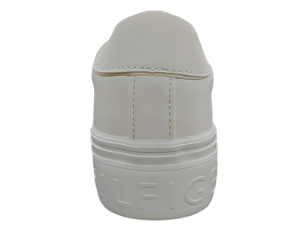 Tenis Tommy Hilfiger color blanco con suela ancha y logotipo lateral en rojo, blanco y azul.