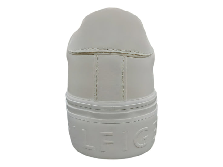 Tenis Tommy Hilfiger color blanco con suela ancha y logotipo lateral en rojo, blanco y azul.