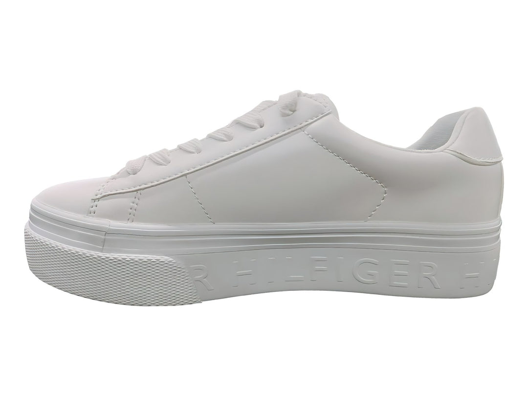 Tenis Tommy Hilfiger color blanco con suela ancha y logotipo lateral en rojo, blanco y azul.