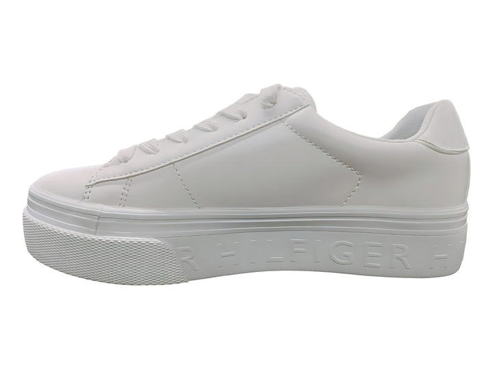Tenis Tommy Hilfiger color blanco con suela ancha y logotipo lateral en rojo, blanco y azul.