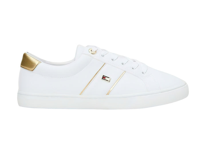 Tenis blancos de Tommy Hilfiger con detalles dorados en el talón y laterales.