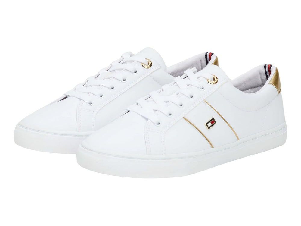 Tenis blancos de Tommy Hilfiger con detalles dorados en el talón y laterales.