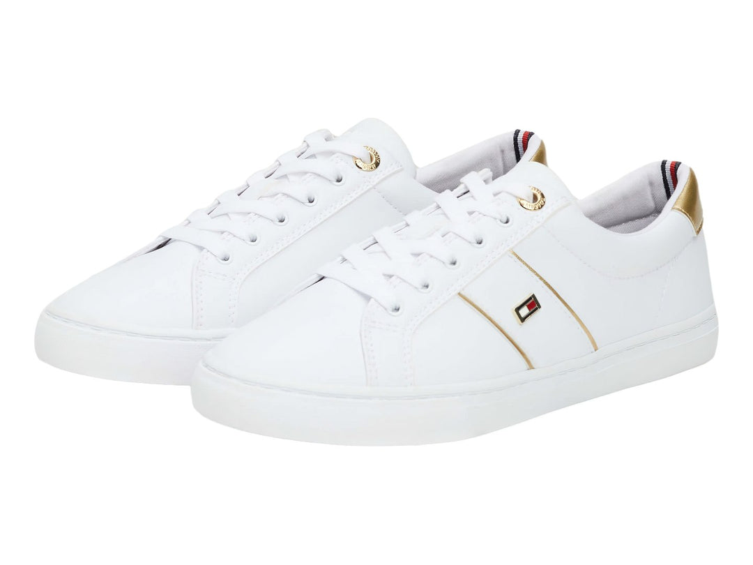 Tenis blancos de Tommy Hilfiger con detalles dorados en el talón y laterales.