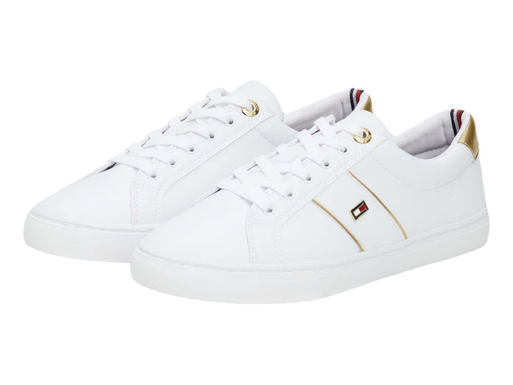 Tenis blancos de Tommy Hilfiger con detalles dorados en el talón y laterales.
