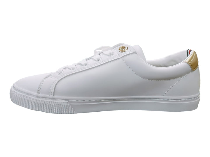Tenis blancos de Tommy Hilfiger con detalles dorados en el talón y laterales.