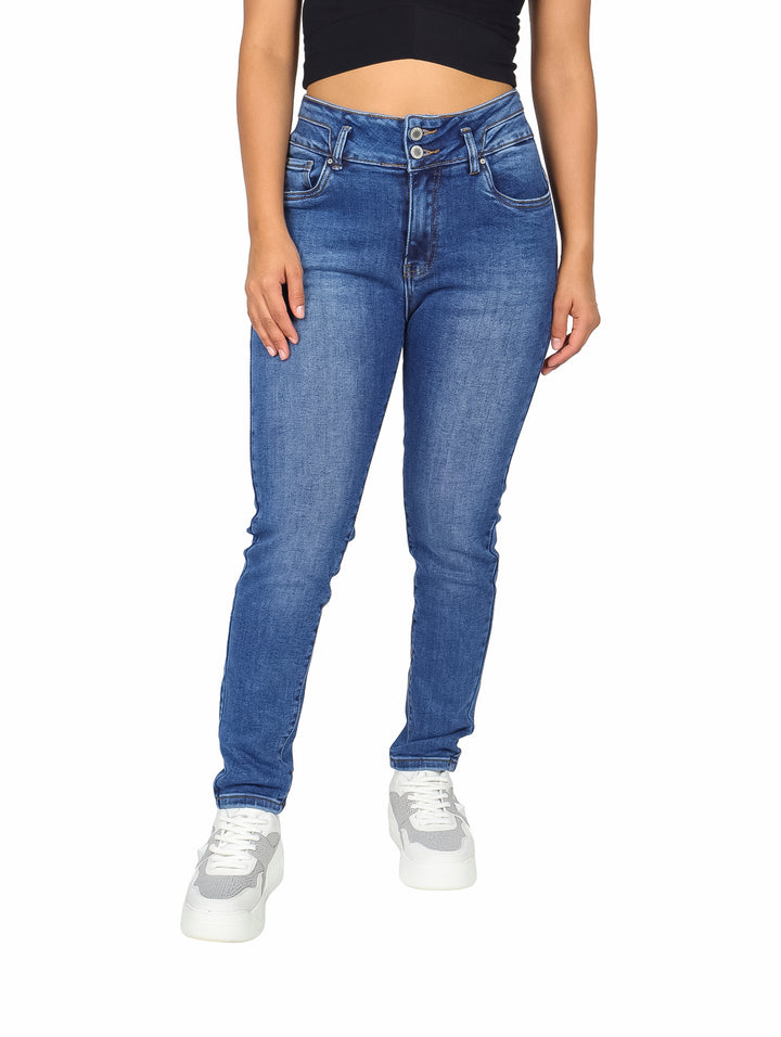 Mujer vistiendo pantalones jeans skinny de color azul con efecto de lavado stone.