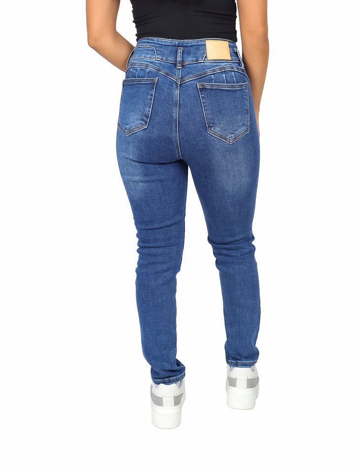 Mujer vistiendo pantalones jeans skinny de color azul con efecto de lavado stone.