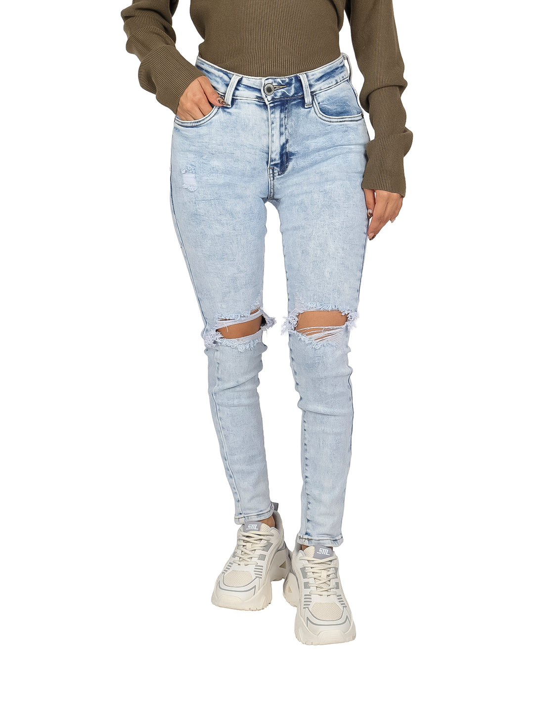 Pantalones jeans skinny color azul claro con roturas en las rodillas.