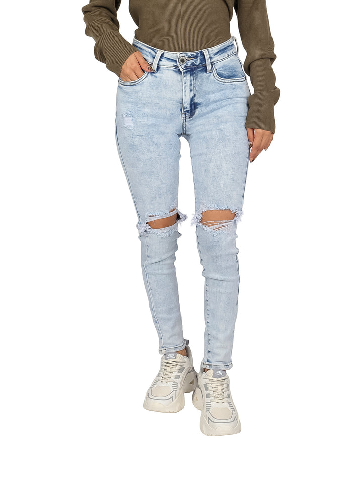 Pantalones jeans skinny color azul claro con roturas en las rodillas.