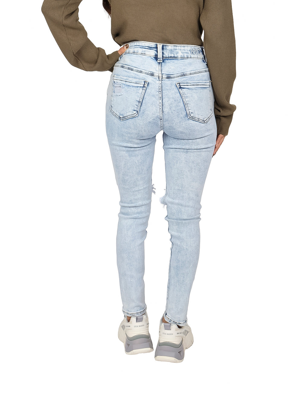 Pantalones jeans skinny color azul claro con roturas en las rodillas.