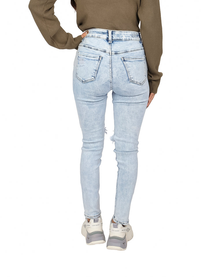 Pantalones jeans skinny color azul claro con roturas en las rodillas.