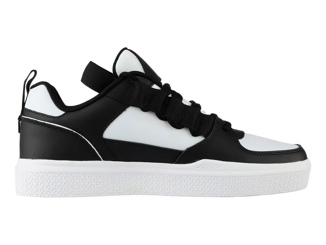 Tenis K-Swiss de corte bajo en colores blanco y negro con suela blanca texturizada.