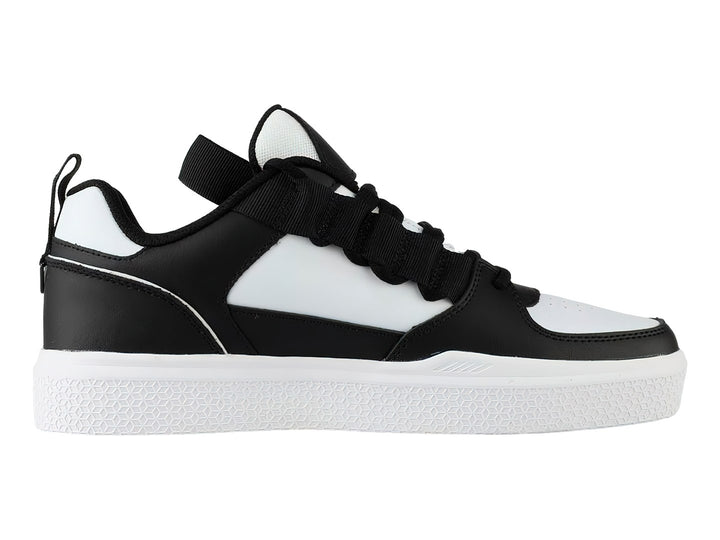 Tenis K-Swiss de corte bajo en colores blanco y negro con suela blanca texturizada.
