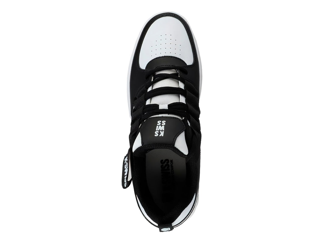 Tenis K-Swiss de corte bajo en colores blanco y negro con suela blanca texturizada.