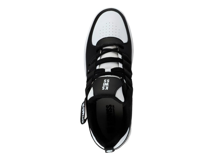 Tenis K-Swiss de corte bajo en colores blanco y negro con suela blanca texturizada.