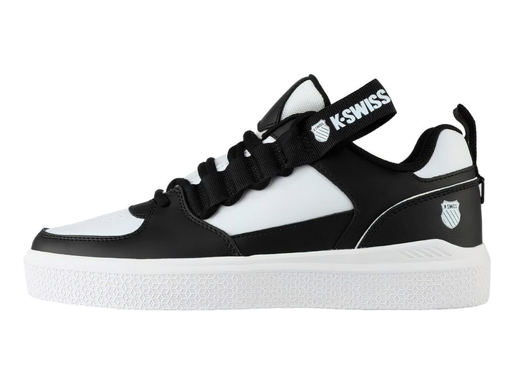 Tenis K-Swiss de corte bajo en colores blanco y negro con suela blanca texturizada.