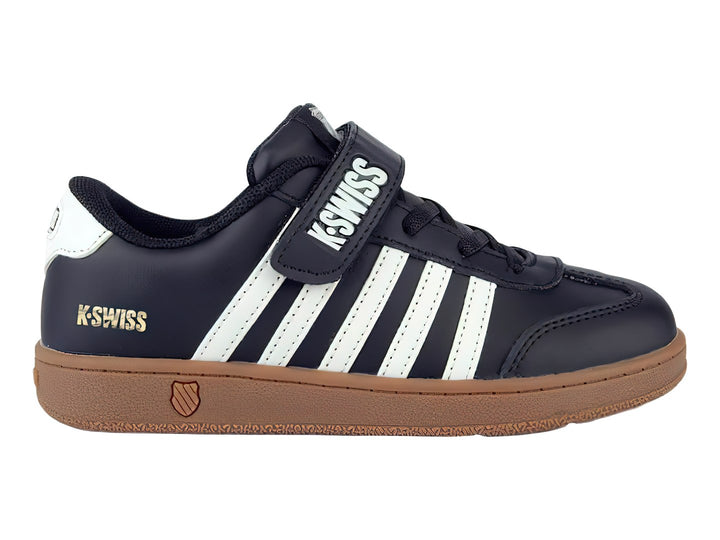 Tenis K-Swiss color negro con rayas blancas y suela de goma color café.