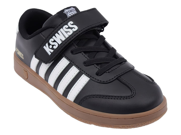Tenis K-Swiss color negro con rayas blancas y suela de goma color café.