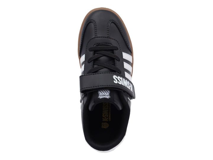 Tenis K-Swiss color negro con rayas blancas y suela de goma color café.