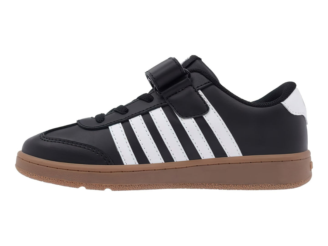 Tenis K-Swiss color negro con rayas blancas y suela de goma color café.