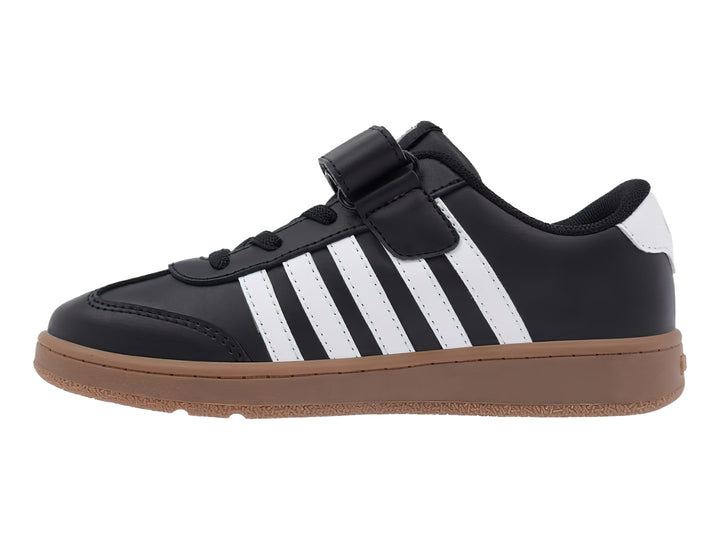 Tenis K-Swiss color negro con rayas blancas y suela de goma color café.