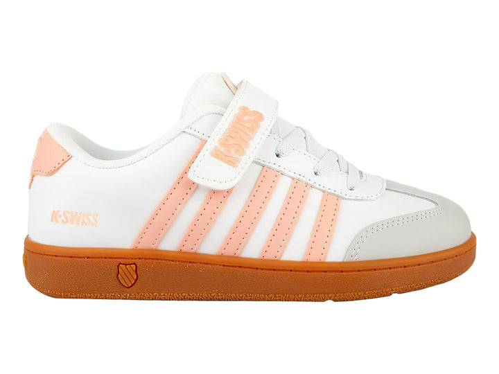 Tenis blancos K-Swiss con rayas rosas y suela naranja, con cierre de velcro y agujetas.