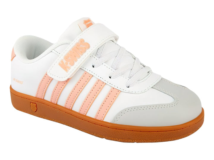 Tenis blancos K-Swiss con rayas rosas y suela naranja, con cierre de velcro y agujetas.