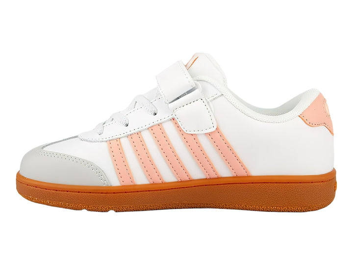 Tenis blancos K-Swiss con rayas rosas y suela naranja, con cierre de velcro y agujetas.