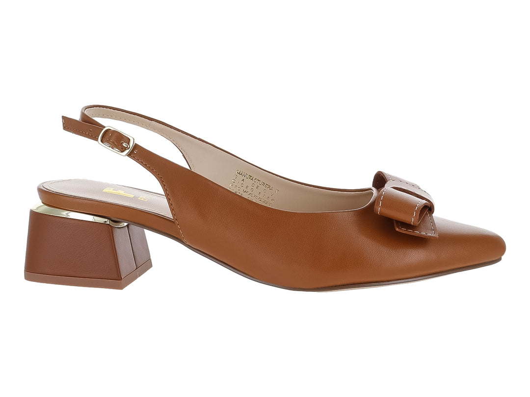 Zapato de tacón cuadrado color cognac con tira trasera y detalle de moño en la punta.