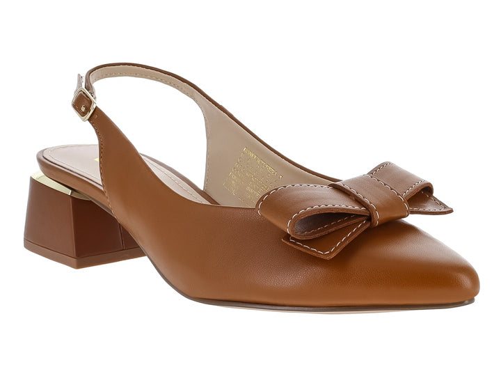 Zapato de tacón cuadrado color cognac con tira trasera y detalle de moño en la punta.
