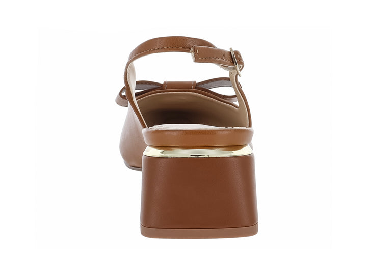 Zapato de tacón cuadrado color cognac con tira trasera y detalle de moño en la punta.