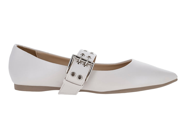 Zapato plano color blanco para mujer con correa decorativa y hebilla metálica sobre fondo blanco.