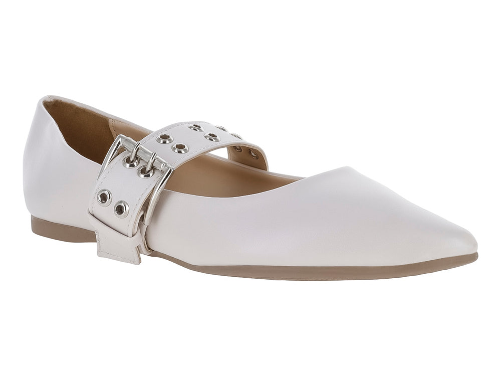 Zapato plano color blanco para mujer con correa decorativa y hebilla metálica sobre fondo blanco.