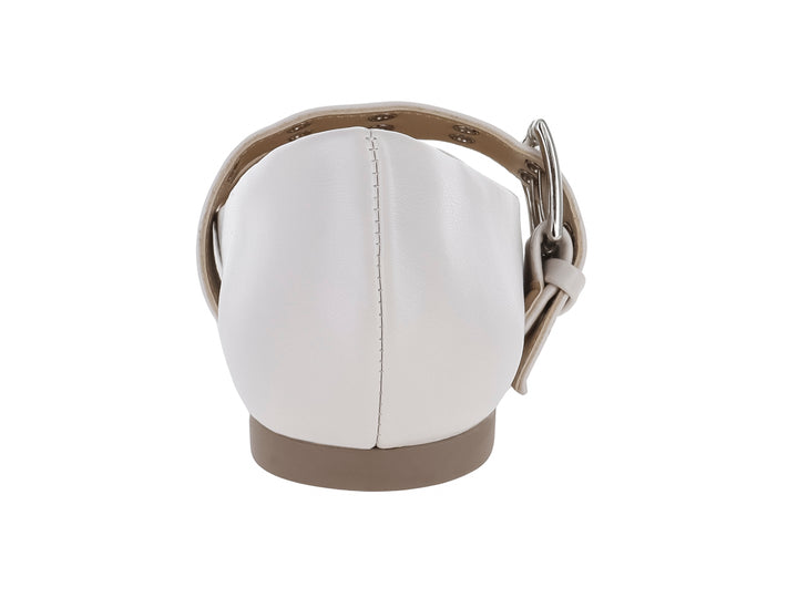 Zapato plano color blanco para mujer con correa decorativa y hebilla metálica sobre fondo blanco.