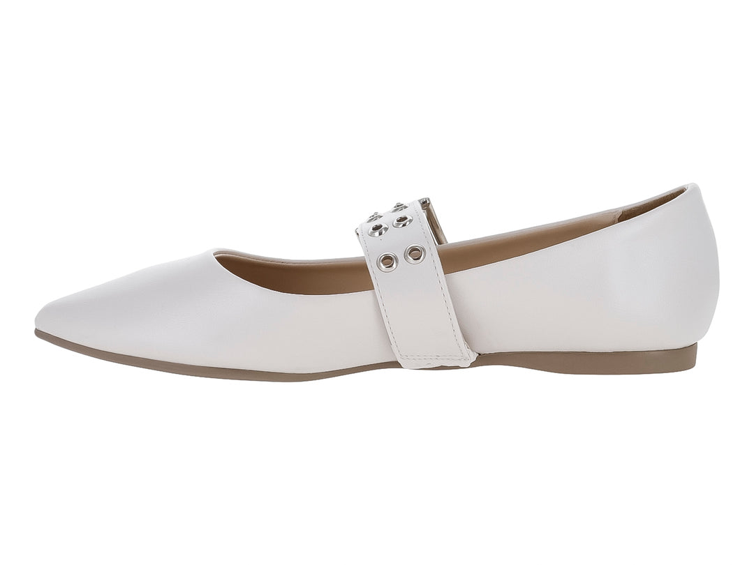 Zapato plano color blanco para mujer con correa decorativa y hebilla metálica sobre fondo blanco.