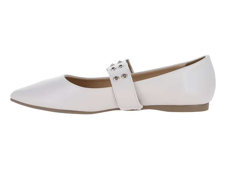 Zapato plano color blanco para mujer con correa decorativa y hebilla metálica sobre fondo blanco.