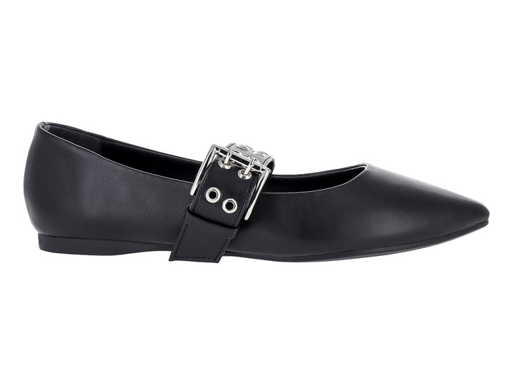 Zapato plano negro con punta fina y hebilla plateada decorativa.