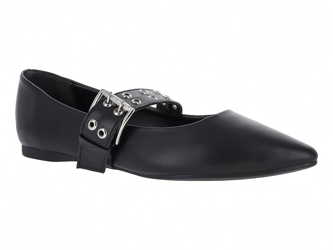 Zapato plano negro con punta fina y hebilla plateada decorativa.