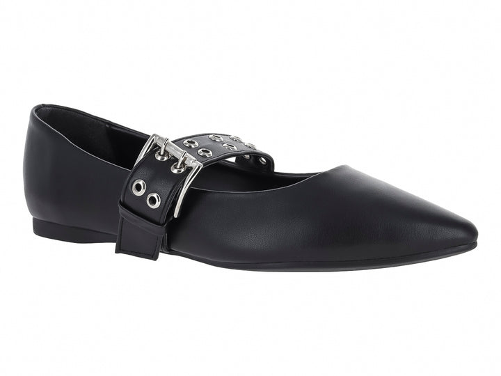 Zapato plano negro con punta fina y hebilla plateada decorativa.