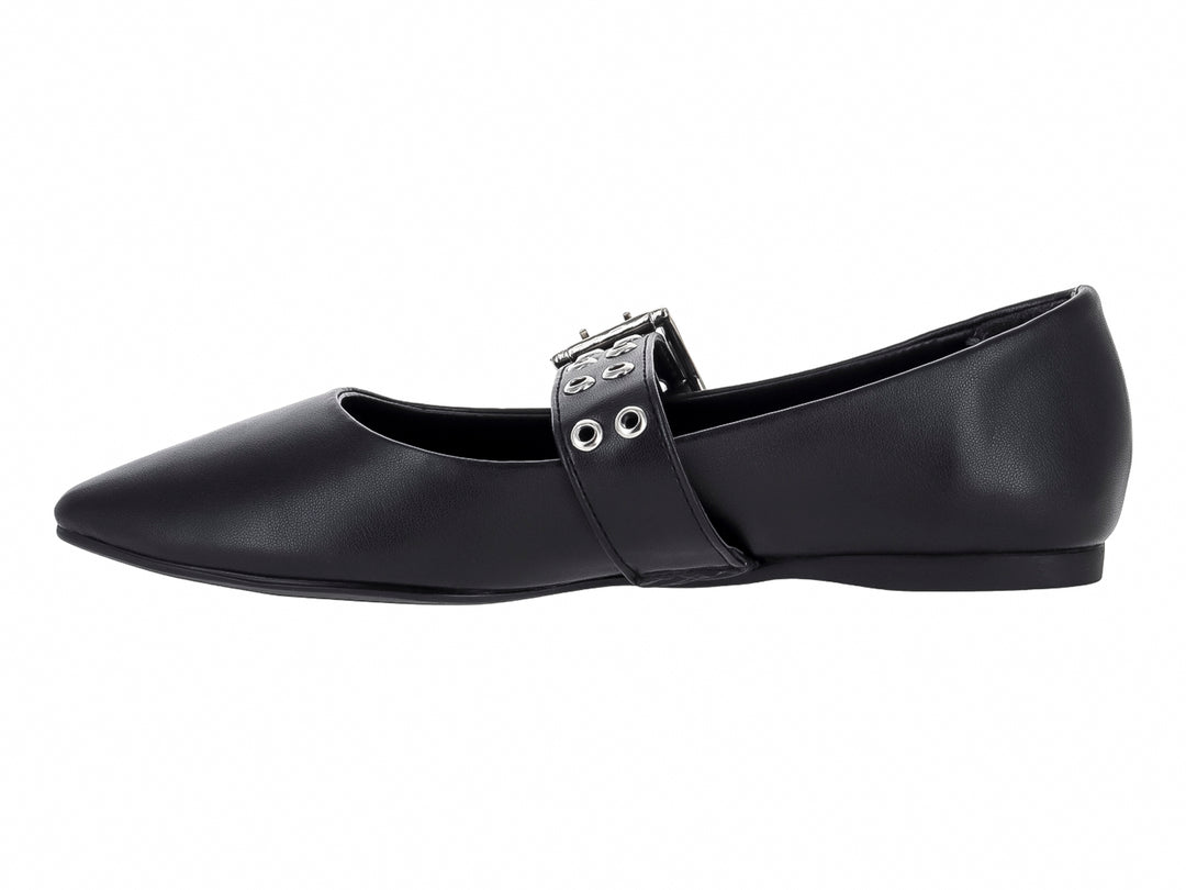 Zapato plano negro con punta fina y hebilla plateada decorativa.