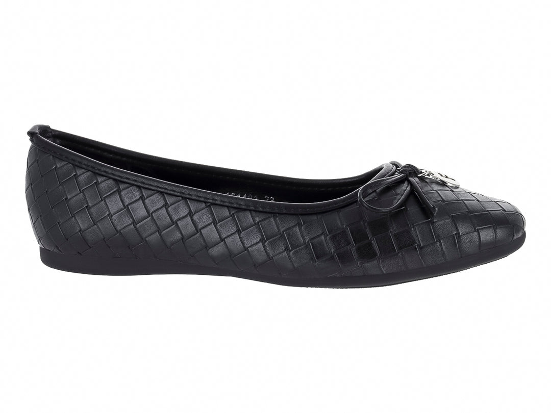 Zapato plano color negro para mujer con acabado trenzado y detalle de moño en la parte frontal.