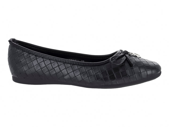Zapato plano color negro para mujer con acabado trenzado y detalle de moño en la parte frontal.